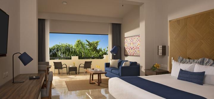 DELUXE JUNIOR SUITE TROPICAL VIEW BEDROOM